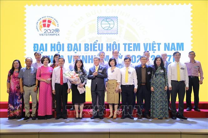 Ban chấp hành Hội Tem Việt Nam khoá VI ra mắt Đại hội. Ảnh: Minh Quyết - TTXVN