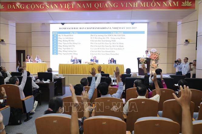 Đại biểu bầu Ban chấp hành Hội Tem Việt Nam khoá VI bằng hình thức biểu quyết. Ảnh: Minh Quyết - TTXVN