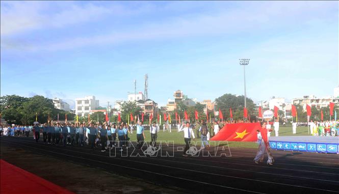 Các đoàn vận động viên diễu hành qua lễ đài. Ảnh: Huỳnh Anh - TTXVN