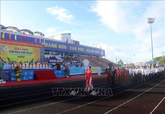 Các đoàn vận động viên diễu hành qua lễ đài. Ảnh: Huỳnh Anh - TTXVN