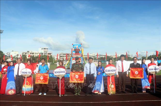 Bí thư Tỉnh ủy, Chủ tịch HĐND tỉnh Cà Mau Nguyễn Tiến Hải (áo xanh, giữa) trao cờ lưu niệm cho đại diện các đoàn vận động viên tham dự đại hội. Ảnh: Huỳnh Anh - TTXVN