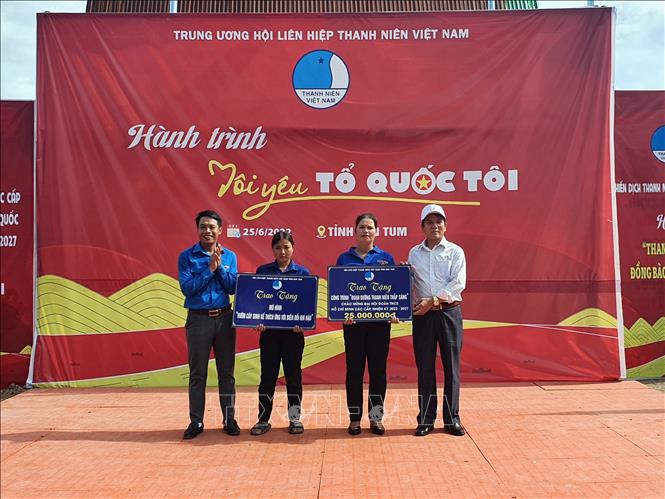 Đại diện Hội Liên hiệp Thanh niên Việt Nam tỉnh Kon Tum trao tặng tượng trưng mô hình 