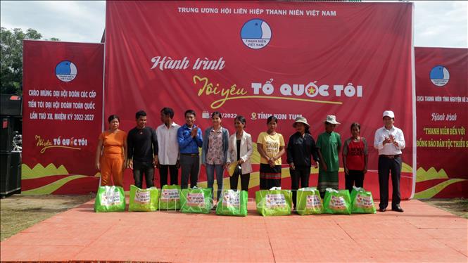 Đại diện Hội Liên hiệp Thanh niên Việt Nam tỉnh Kon Tum trao tặng 200 túi quà an sinh cho đồng bào dân tộc thiểu số có hoàn cảnh khó khăn tại làng Le, xã Mô Rai, huyện Sa Thầy. Ảnh: Khoa Chương - TTXVN