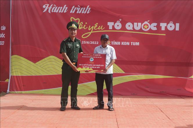 Đại diện Bộ Chỉ huy Bộ đội Biên phòng tỉnh Kon Tum trao tặng 850 lá cờ Tổ quốc cho người dân xã Mô Rai, huyện Sa Thầy. Ảnh: Khoa Chương - TTXVN