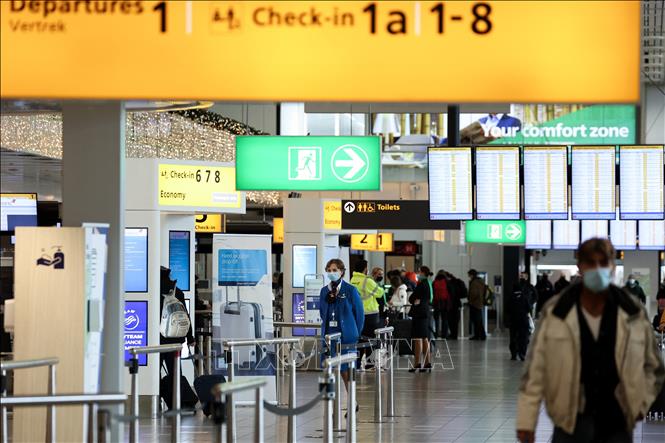 Trong ảnh (tư liệu): Hành khách tại sân bay Schiphol ở thủ đô Amsterdam, Hà Lan. Ảnh: AFP/ TTXVN
