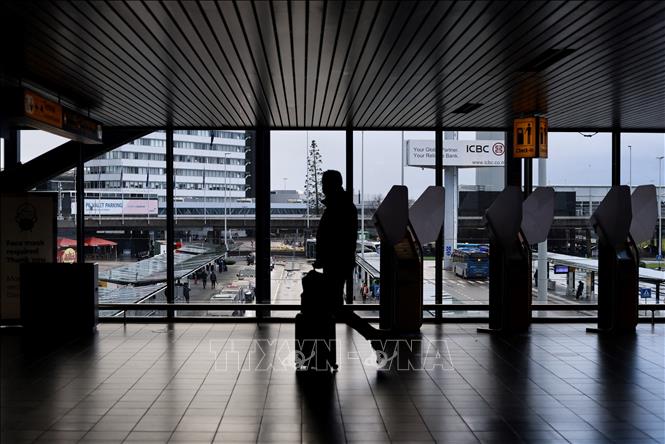 Trong ảnh (tư liệu): Hành khách tại sân bay Schiphol ở thủ đô Amsterdam, Hà Lan. Ảnh: AFP/ TTXVN