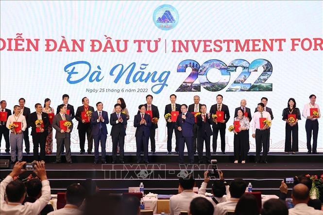 Thủ tướng Phạm Minh Chính chứng kiến lãnh đạo thành phố Đà Nẵng trao chứng nhận đầu tư, chứng nhận nghiên cứu khảo sát cho các doanh nghiệp. Ảnh: Dương Giang-TTXVN
