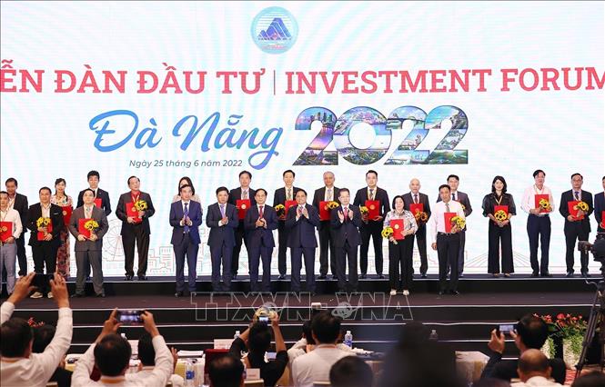 Thủ tướng Phạm Minh Chính chứng kiến lãnh đạo thành phố Đà Nẵng trao chứng nhận đầu tư, chứng nhận nghiên cứu khảo sát cho các doanh nghiệp. Ảnh: Dương Giang-TTXVN
