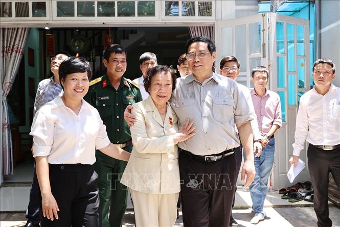 Thủ tướng Phạm Minh Chính thăm thương binh hạng ¼ Trần Thị Kim Cúc ở phường Thanh Long, quận Hải Châu. Ảnh: Dương Giang-TTXVN