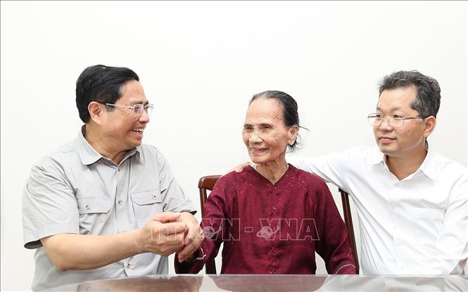 Thủ tướng Phạm Minh Chính đến thăm Bà mẹ Việt Nam Anh hùng Nguyễn Thị Nhung ở phường Thuận Phước, quận Hải Châu. Ảnh: Dương Giang-TTXVN
