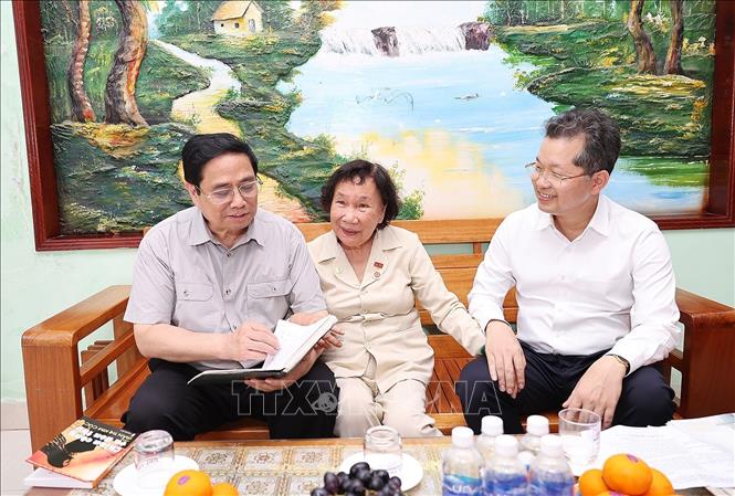 Thủ tướng Phạm Minh Chính thăm thương binh hạng ¼ Trần Thị Kim Cúc ở phường Thanh Long, quận Hải Châu. Ảnh: Dương Giang-TTXVN