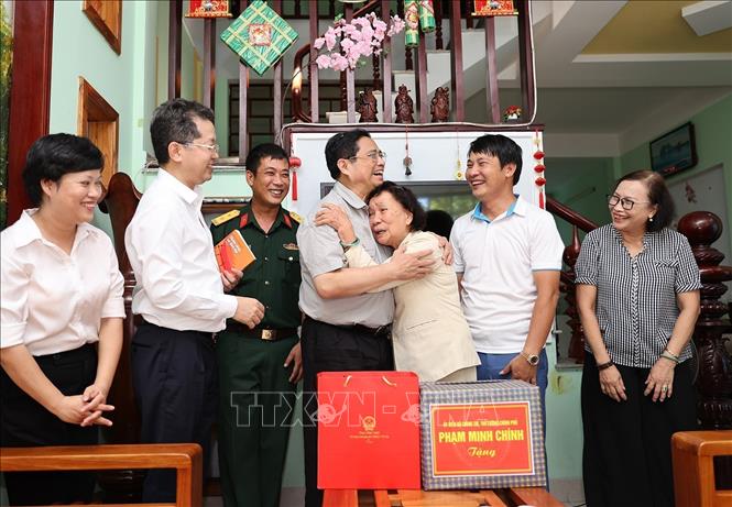 Thủ tướng Phạm Minh Chính thăm thương binh ¼ Trần Thị Kim Cúc ở phường Thanh Long, quận Hải Châu. Ảnh: Dương Giang-TTXVN