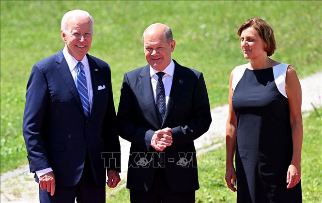 Trong ảnh: Thủ tướng Đức Olaf Scholz (giữa) cùng phu nhân Britta Ernst (phải) đón Tổng thống Mỹ Joe Biden (trái) tới tham dự Hội nghị thượng đỉnh G7 tại lâu đài Elmau thuộc bang Bayern (Đức), ngày 26/6/2022. Ảnh: AFP/TTXVN