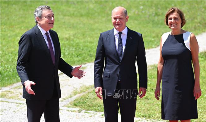 Trong ảnh: Thủ tướng Đức Olaf Scholz (giữa) cùng phu nhân Britta Ernst (phải) đón Thủ tướng Italy Mario Draghi (trái) tới tham dự Hội nghị thượng đỉnh G7 tại lâu đài Elmau thuộc bang Bayern (Đức), ngày 26/6/2022. Ảnh: AFP/TTXVN