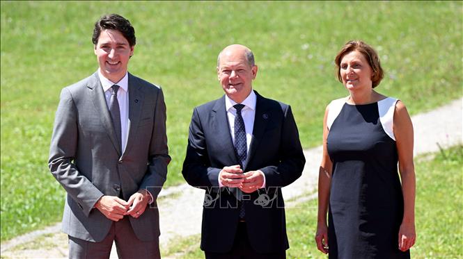 Trong ảnh: Thủ tướng Đức Olaf Scholz (giữa) cùng phu nhân Britta Ernst (phải) đón Thủ tướng Canada Justin Trudeau (trái) tới tham dự Hội nghị thượng đỉnh G7 tại lâu đài Elmau thuộc bang Bayern (Đức), ngày 26/6/2022. Ảnh: AFP/TTXVN