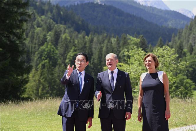 Trong ảnh: Thủ tướng Đức Olaf Scholz (giữa) cùng phu nhân Britta Ernst (phải) đón Thủ tướng Nhật Bản Kishida Fumio (trái) tới tham dự Hội nghị thượng đỉnh G7 tại lâu đài Elmau thuộc bang Bayern (Đức), ngày 26/6/2022. Ảnh: AFP/TTXVN