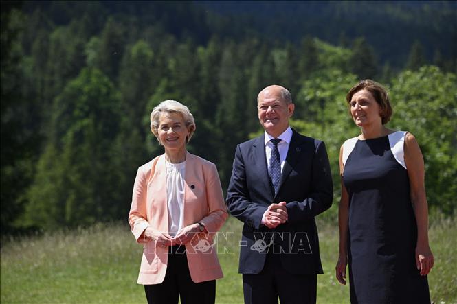 Trong ảnh: Thủ tướng Đức Olaf Scholz (giữa) cùng phu nhân Britta Ernst (phải) đón Chủ tịch Ủy ban châu Âu Ursula von der Leyen (trái) tới tham dự Hội nghị thượng đỉnh G7 tại lâu đài Elmau thuộc bang Bayern (Đức), ngày 26/6/2022. Ảnh: AFP/TTXVN