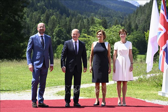 Trong ảnh: Thủ tướng Đức Olaf Scholz (thứ 2, trái) cùng phu nhân Britta Ernst (thứ 2, phải) đón Chủ tịch Hội đồng châu Âu Charles Michel (trái) cùng phu nhân Amelie Derbaudrenghien (phải) tới tham dự Hội nghị thượng đỉnh G7 tại lâu đài Elmau thuộc bang Bayern (Đức), ngày 26/6/2022. Ảnh: AFP/TTXVN