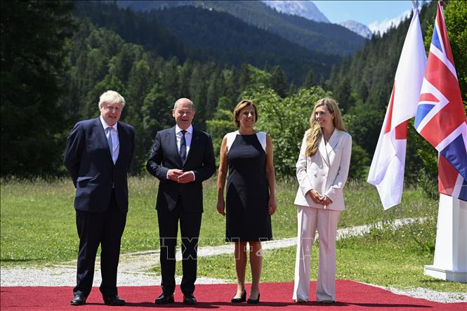 Trong ảnh: Thủ tướng Đức Olaf Scholz (thứ 2, trái) cùng phu nhân Britta Ernst (thứ 2, phải) đón Thủ tướng Anh Boris Johnson (trái) cùng phu nhân Carrie Johnson (phải) tới tham dự Hội nghị thượng đỉnh G7 tại lâu đài Elmau thuộc bang Bayern (Đức), ngày 26/6/2022. Ảnh: AFP/TTXVN