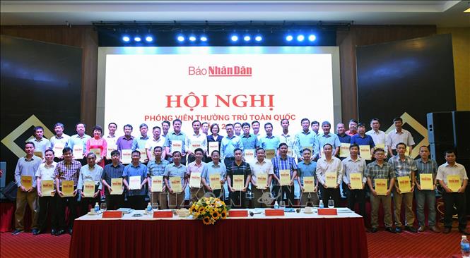 Lãnh đạo Báo Nhân Dân trao Quyết định thành lập Văn phòng đại diện và cử Trưởng Văn phòng đại diện Báo Nhân Dân tại các tỉnh, thành phố trong nước. Ảnh: Tiên Minh - TTXVN