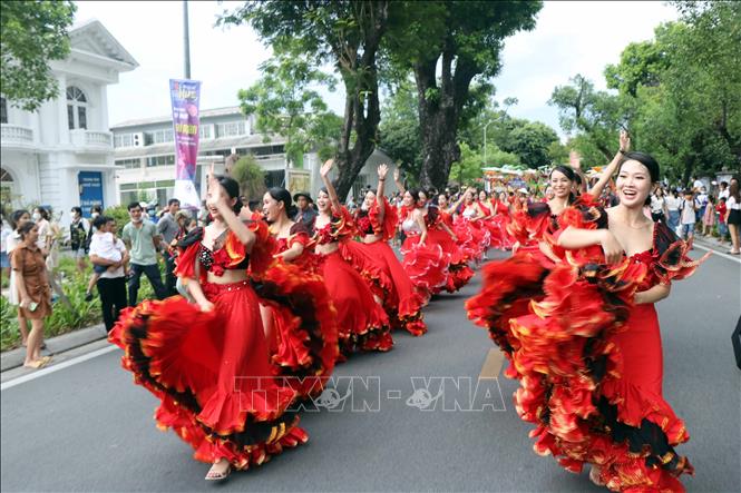Artists perform at the festival. VNA Photo: Đỗ Trưởng