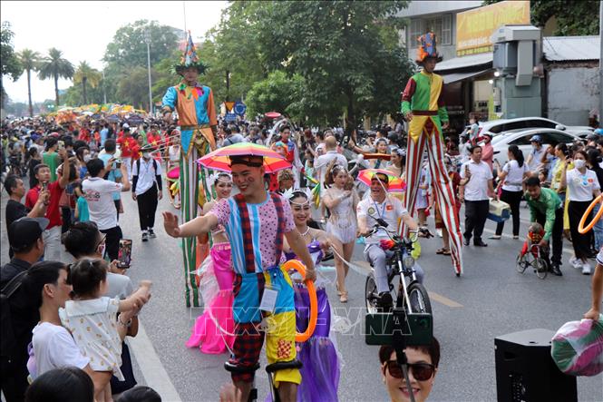 Artists perform at the festival. VNA Photo: Đỗ Trưởng