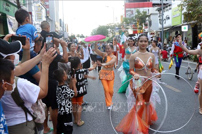 Artists perform at the festival. VNA Photo: Đỗ Trưởng