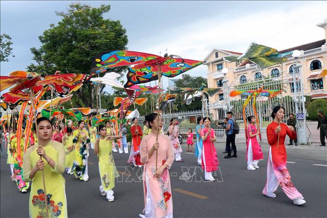 A performance of Vietnamese traditional dress during the festival. VNA Photo: Đỗ Trưởng