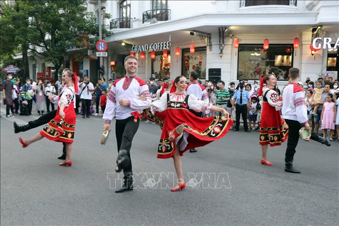 Russian artists perform at the festival. VNA Photo: Đỗ Trưởng