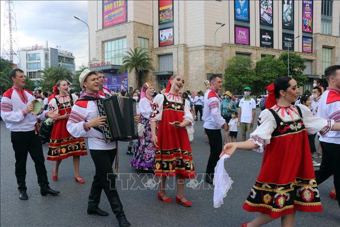 Russian artists perform at the festival. VNA Photo: Đỗ Trưởng
