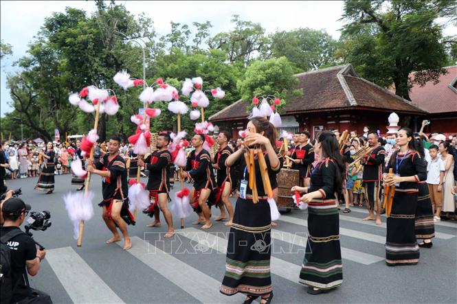 A performance of costume of Vietnamese ethnic minority people during the festival. VNA Photo: Đỗ Trưởng