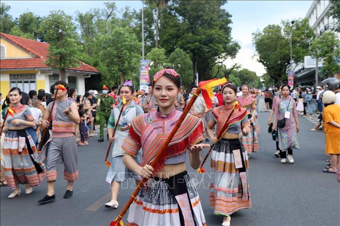 A performance of costume of Vietnamese ethnic minority people during the festival. VNA Photo: Đỗ Trưởng