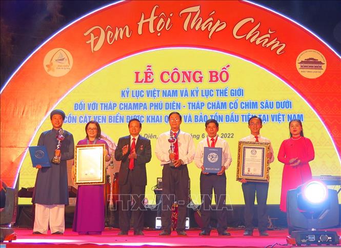 Tháp Chăm Phú Diên được công nhận đạt kỷ lục Việt Nam. Ảnh: Tường Vi - TTXVN