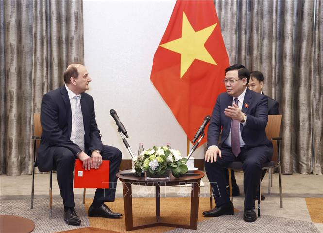 Chủ tịch Quốc hội Vương Đình Huệ tiếp lông Tamas Uri, Giám đốc Công ty EGIS khu vực Trung Đông Âu. Ảnh: Doãn Tấn - TTXVN 