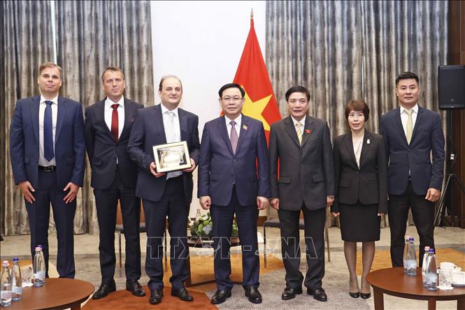 Chủ tịch Quốc hội Vương Đình Huệ tiếp lông Tamas Uri, Giám đốc Công ty EGIS khu vực Trung Đông Âu. Ảnh: Doãn Tấn - TTXVN 