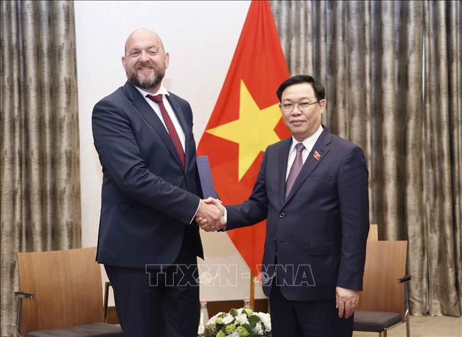 Chủ tịch Quốc hội Vương Đình Huệ tiếp ông Tibor Novák, Giám đốc Công ty Gedeon Richter. Ảnh: Doãn Tấn – TTXVN