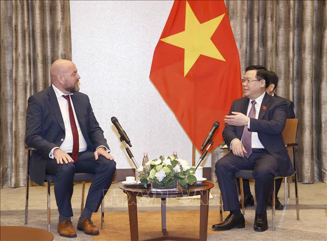 Chủ tịch Quốc hội Vương Đình Huệ tiếp ông Tibor Novák, Giám đốc Công ty Gedeon Richter. Ảnh: Doãn Tấn – TTXVN