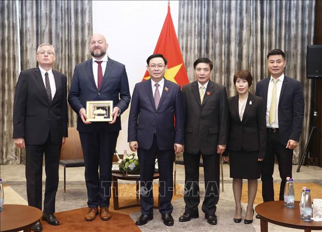 Chủ tịch Quốc hội Vương Đình Huệ tiếp ông Tibor Novák, Giám đốc Công ty Gedeon Richter. Ảnh: Doãn Tấn – TTXVN