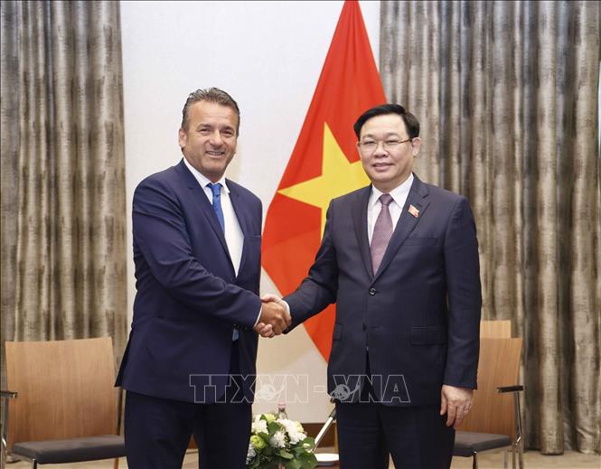 Chủ tịch Quốc hội Vương Đình Huệ tiếp ông Robert Forintos, đồng Chủ tịch HWP, lãnh đạo Công ty Hungary Water Partnership. Ảnh: Doãn Tấn - TTXVN