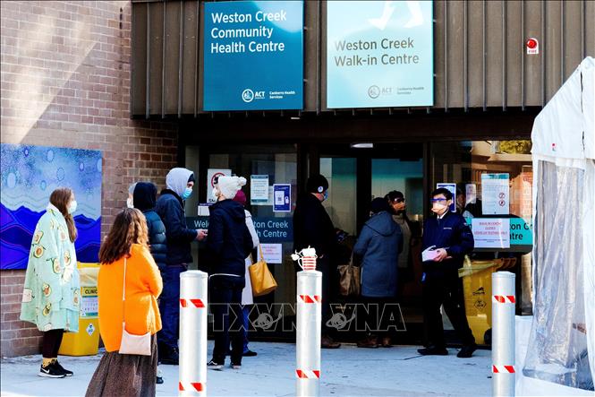 Trong ảnh: Người dân xếp hàng tại điểm xét nghiệm COVID-19 ở Canberra, Australia. Ảnh: AFP/TTXVN