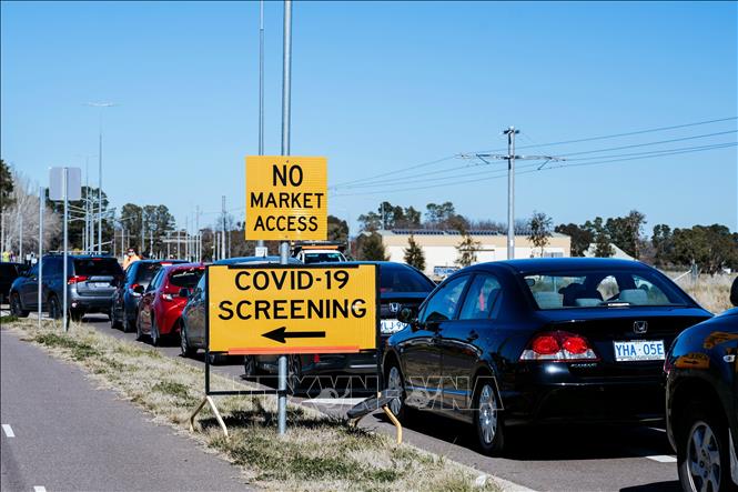 Trong ảnh: Các phương tiện xếp hàng tại điểm xét nghiệm COVID-19 ở Canberra, Australia. Ảnh: AFP/TTXVN