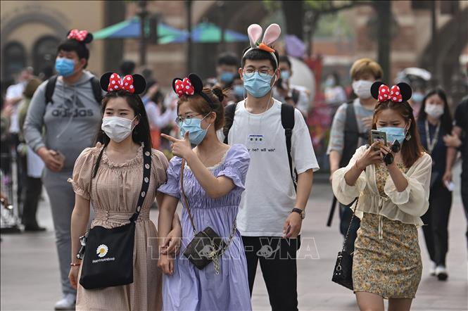Trong ảnh (tư liệu): Khách tham quan tại công viên giải trí Disneyland ở Thượng Hải, Trung Quốc. Ảnh: AFP/TTXVN