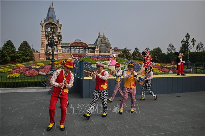 Trong ảnh (tư liệu): Nghệ sĩ biểu diễn tại công viên giải trí Disneyland ở Thượng Hải, Trung Quốc. Ảnh: AFP/TTXVN