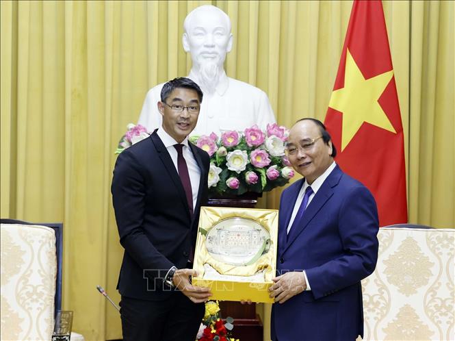 President Nguyen Xuan Phuc presents a gift to Honorary Consul of Vietnam in Switzerland Philipp Rosler. VNA Photo: Thống Nhất