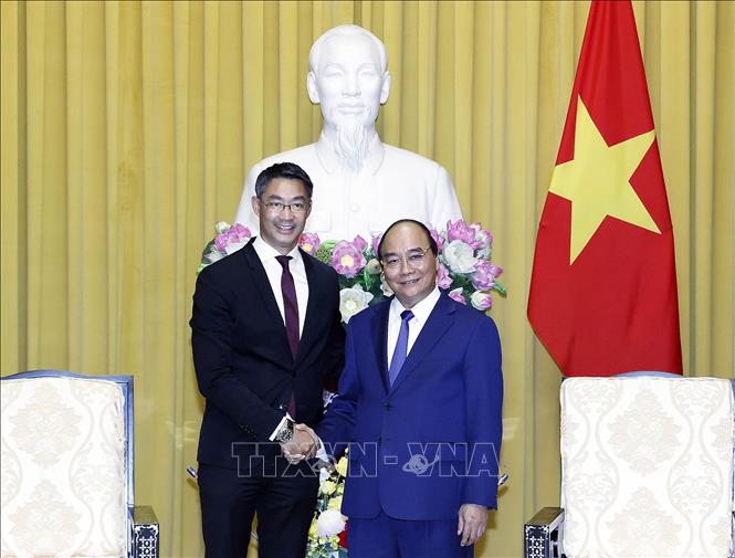 President Nguyen Xuan Phuc welcomes Honorary Consul of Vietnam in Switzerland Philipp Rosler. VNA Photo: Thống Nhất