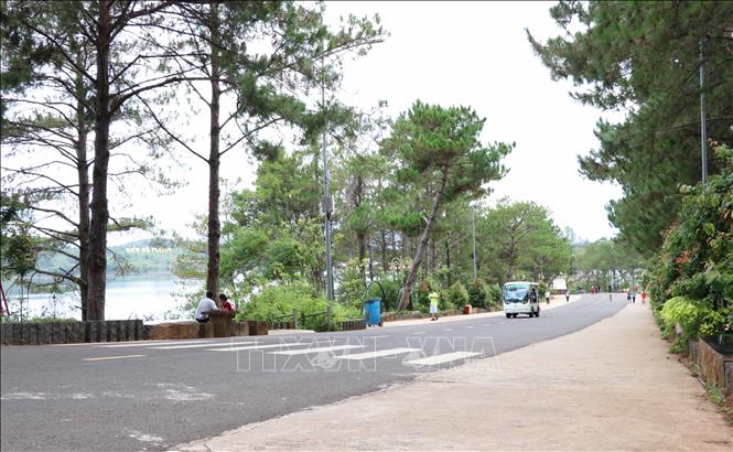 Trong ảnh: Đường bao quanh khu du lịch Biển Hồ được tôn tạo đẹp đẽ để thu hút du khách. Ảnh: Hồng Điệp - TTXVN