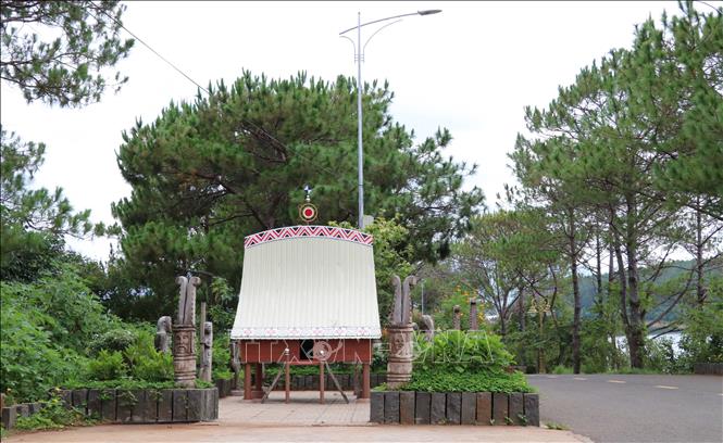 Trong ảnh: Mô hình nhà Rông - đặc trưng của Tây Nguyên được dựng trong khu du lịch Biển Hồ. Ảnh: Hồng Điệp - TTXVN
