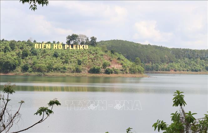 Trong ảnh: Phong cảnh nên thơ của khu du lịch Biển Hồ. Ảnh: Hồng Điệp - TTXVN