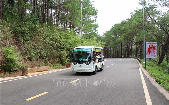 Trong ảnh: Những con đường uốn lượng đặc trưng của phố núi Pleiku dẫn du khách vào Biển Hồ. Ảnh: Hồng Điệp - TTXVN