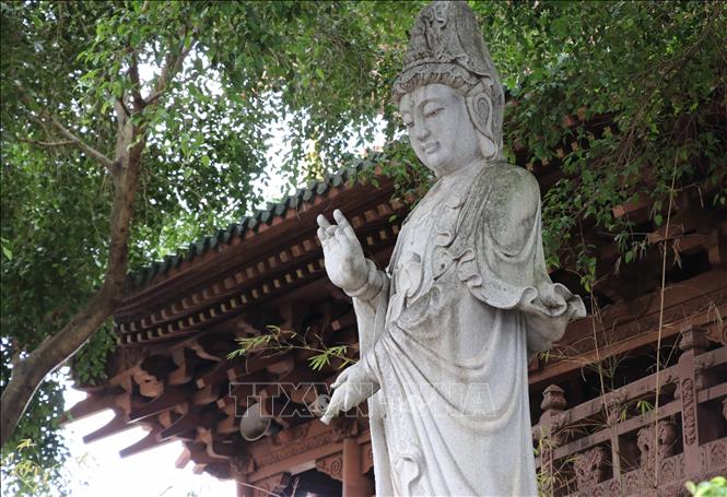 Trong ảnh: Tượng Bồ Tát ngay cổng vào của chùa Minh Thành. Ảnh: Hồng Điệp - TTXVN